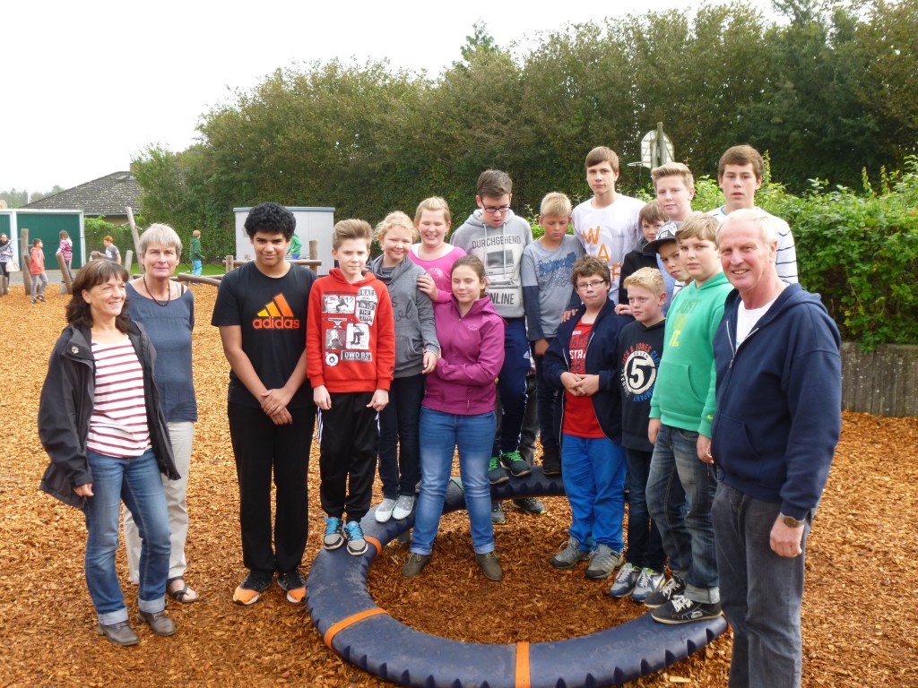 Jürgen Steffensen (re.) ist der Motor der Schulhofverbesserung; links Fördervereinsvorsitzende Heike Sacht und Schulleiterin Gerhild Westphal